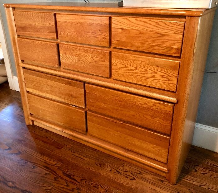 Sleek Scandinavian Style 10-drawer bureau