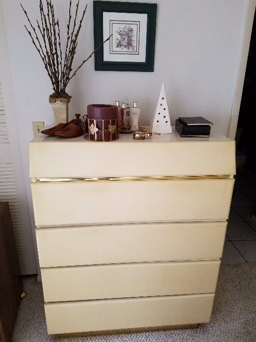 Bedroom set matching chest of drawers