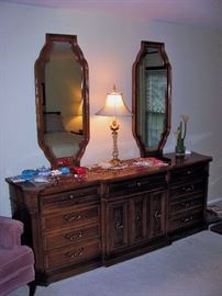 large dresser with 2 mirrors , The mirrors are removable