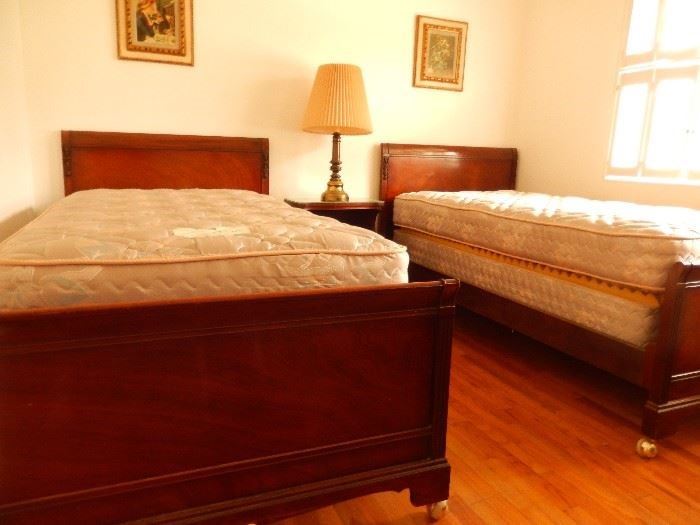 Twin bed set in solid mahogany