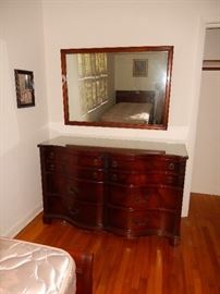 Double dresser w/ mirror in mahogany w/ glass top