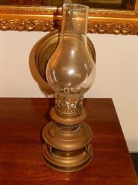 Oil lamp with wall hanger in brass