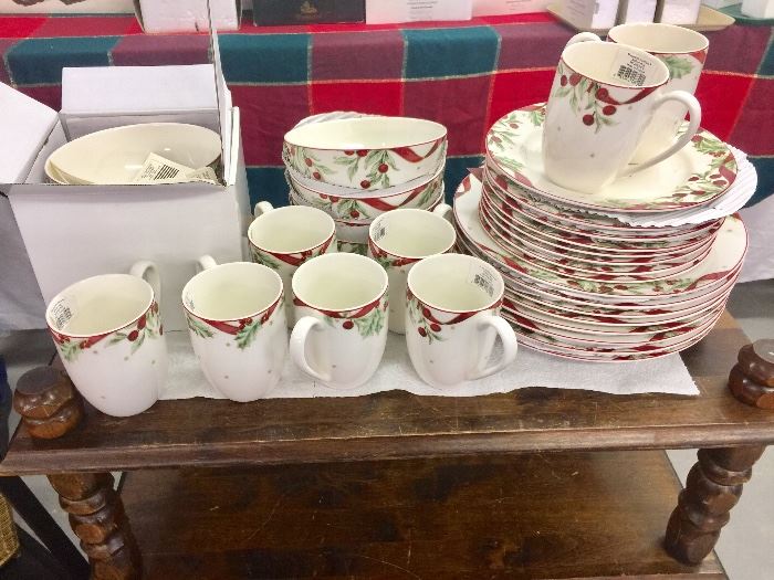 Set of 8 Traditional Holiday  Lenox China New Condition  with tags and paperwork 32 pcs. 
