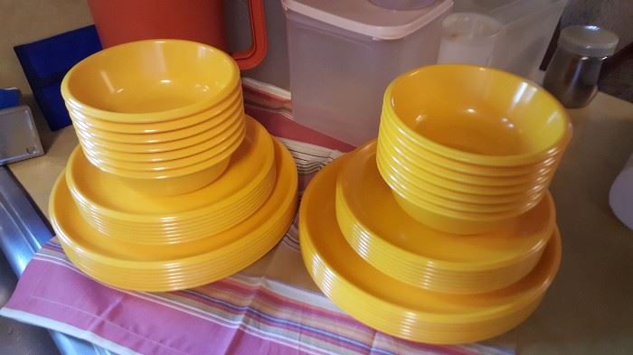 Yellow Rubbermaid dishware