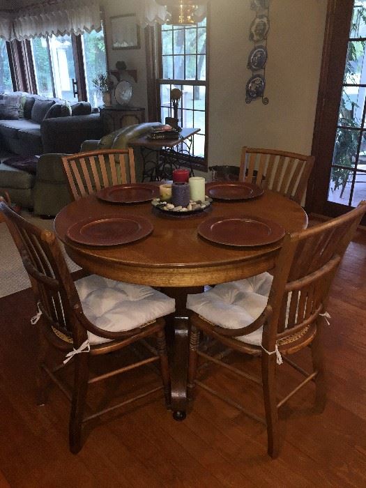 42'' Round oak table with 4 chairs