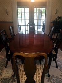 Councill Craftsmen Queen Anne oval table. 68''x45''. Extends to 108'' with 2-20'' leaves.   8 matching chairs 