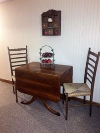 Duncan Fife drop leaf table and 2 chairs  -  Wall décor  