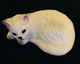 Small miniature porcelain cat by Fenton
