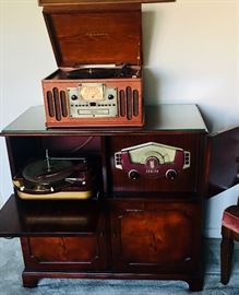 Very nice turntable and radio cabinet! Like new!
