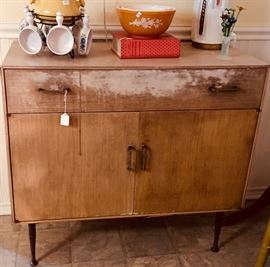 This cabinet/ pantry / bar / office piece! Mid century modern dream. Paint this lovely piece and show it off! ❤️
