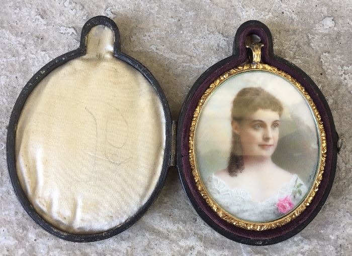 VERY NICE MOURNING PENDANT WITH CASE. THIS PIECE IS HUGE!!