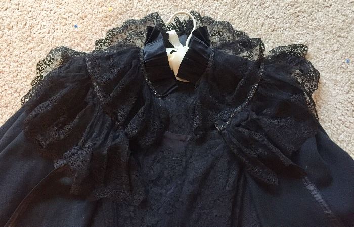 1920'S BLACK LACE DRESS WITH CAPE, DRESS IS IN NEAR MINT CONDITION. 