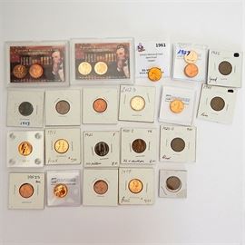 Collectible Penny Assortment: A lot of assorted collectible pennies. The lot consists of twenty-four coins, ranging from 1956 proof, 1925, 1957, 1952 S, 1957 proof, two Lincoln Bicentennial cent coins, 2012 D, 1943, and 1961 Lincoln Memorial cent gem proof.