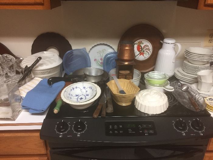 More assorted dishes for baking and serving