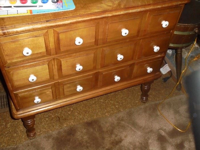 early american 3 drawer cabinet