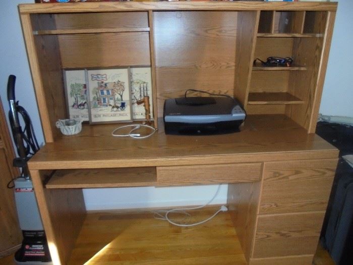 Desk w/3 drawers and cubbies