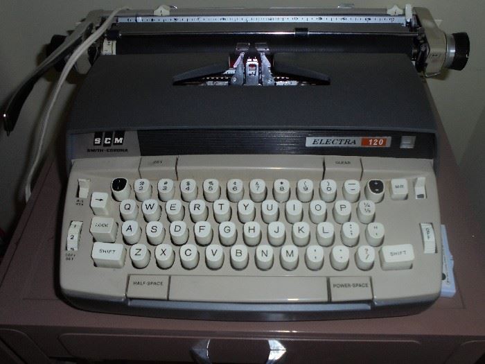 Vintage smith Corona electric typewriter w/hard case 