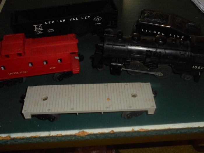 Lionel train w/plastic cars w/track & transformer