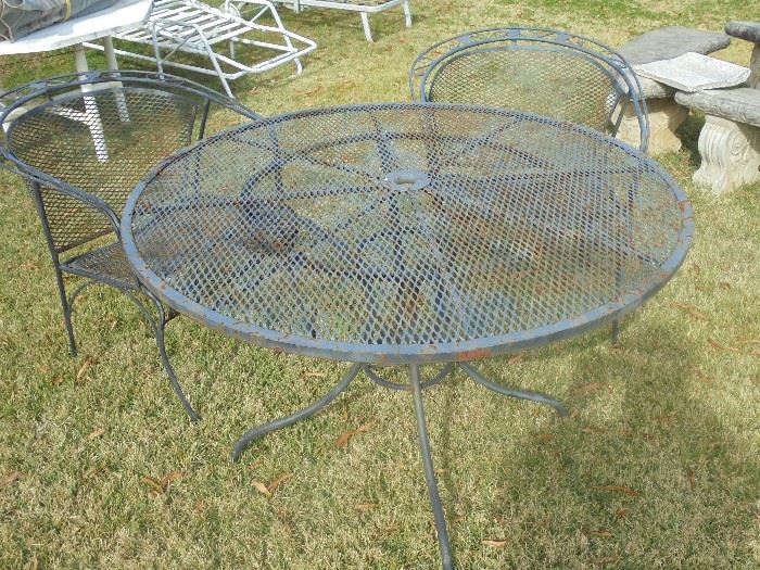 Round metal yard table w/2 matching chairs