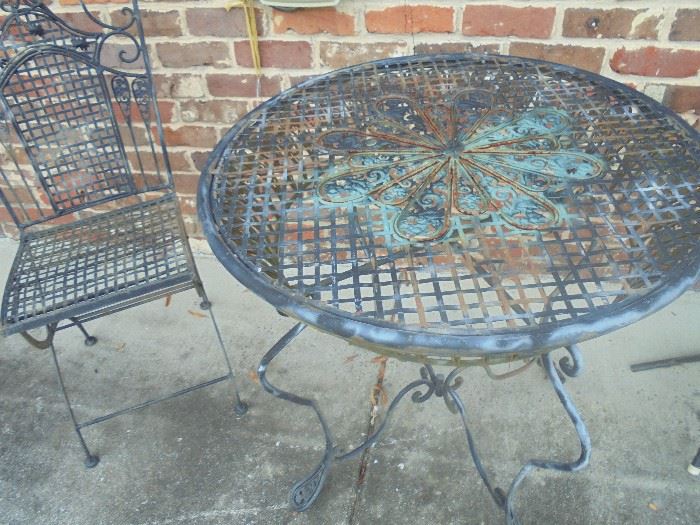 Round patio table w/matching chair