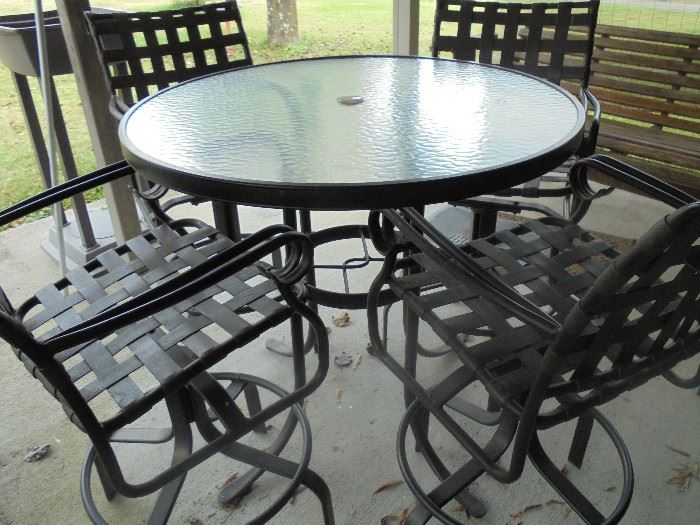 Round metal table w/glass top & 4 matching chairs