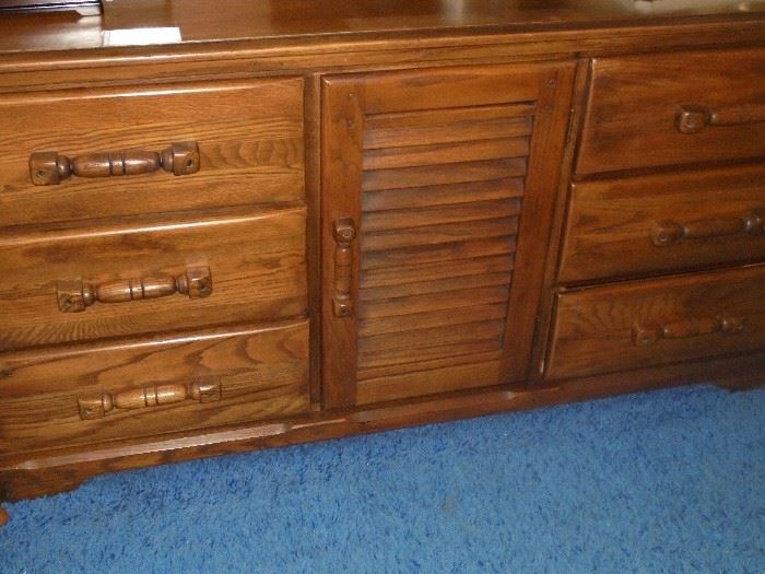 Wood dresser w/full mirror & 6 drawers