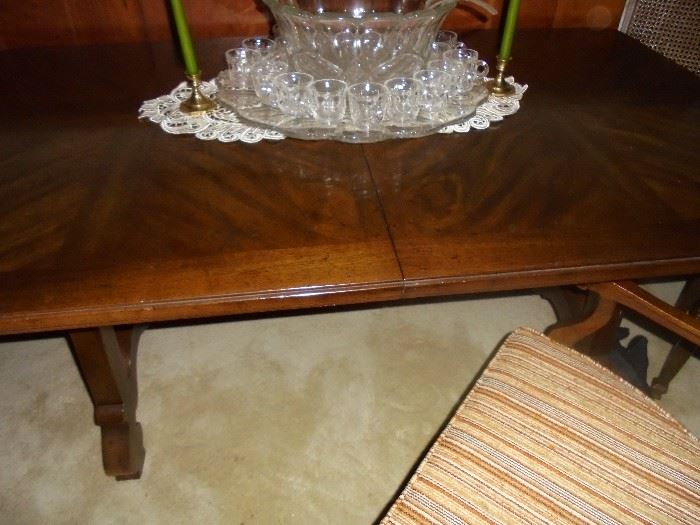 Dining table w/2 leaves and 6 matching chairs