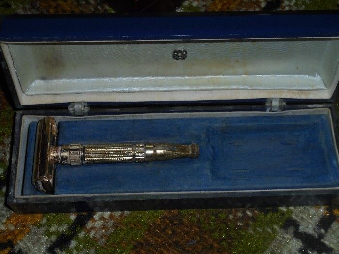 Vintage Gillette safety razor in original plastic case 