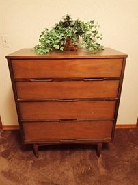 MID-CENTURY DRESSER
