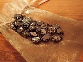 QUITE A LOT OF JEWLERY, COSTUME - GOLD - PEARLS