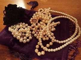 QUITE A LOT OF JEWLERY, COSTUME - GOLD - PEARLS