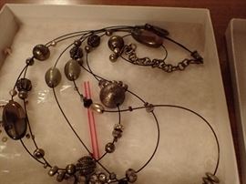 QUITE A LOT OF JEWLERY, COSTUME - GOLD - PEARLS