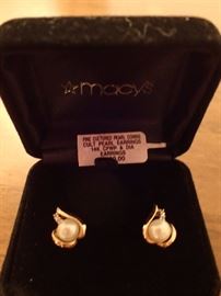 QUITE A LOT OF JEWLERY, COSTUME - GOLD - PEARLS