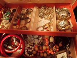 QUITE A LOT OF JEWLERY, COSTUME - GOLD - PEARLS