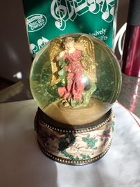 CHRISTMAS WATERGLOBE