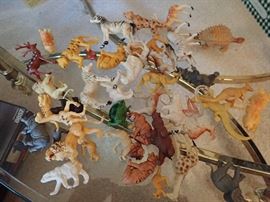 VINTAGE MINATURE PLASTIC ANIMALS