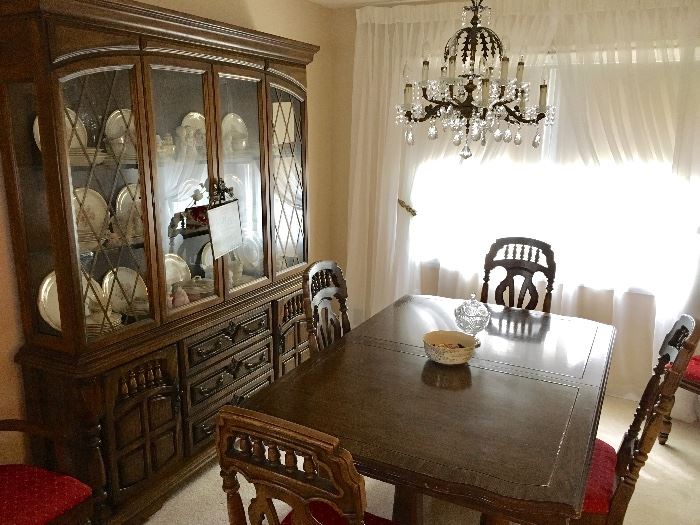 Nice Dining Room Set w/Two Leaf Extensions