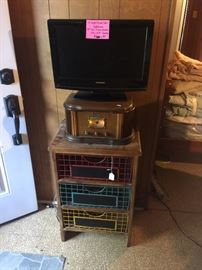 19' flat screen with DVD player, Vintage look radio and nice 3 drawer table