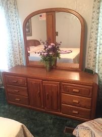 Dresser w/mirror