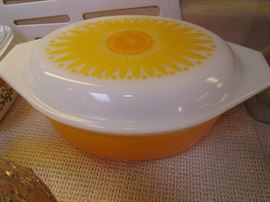 Vintage Sunflower-theme Pyrex #043, 1 1/2 qt. another WOW!!!
