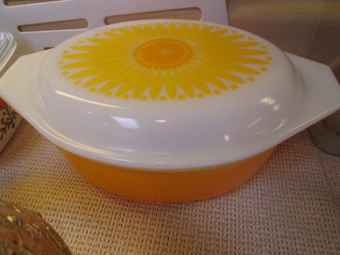 Vintage Sunflower-theme Pyrex #043, 1 1/2 qt. another WOW!!!