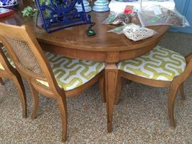 Dining table w/leaf and 6 chairs