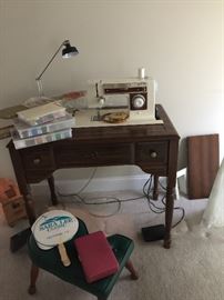 Singer 6105 sewing machine in cabinet