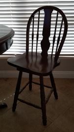 pub height table features a checkboard/chess top and comes with 4 stools