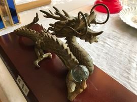 Dragon figurine (one of the front legs needs to be re-attached)