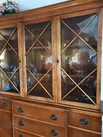 Antique Beautiful China Display Cabinet with Convex Glass