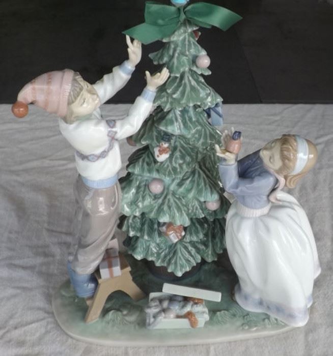 IET001  Lladro Trimming the Tree Porcelain Figurine
