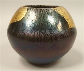 Lot 99 ROBERT EICKHOLT American Studio Glass Vase. Iride