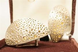 Lot 24 SANDRA ENTERLINE Sterling 22K gold Earrings. Roun