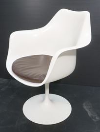 Lot 832 KNOLL EERO SAARINEN Arm Tulip Chair Swivel Base. 
